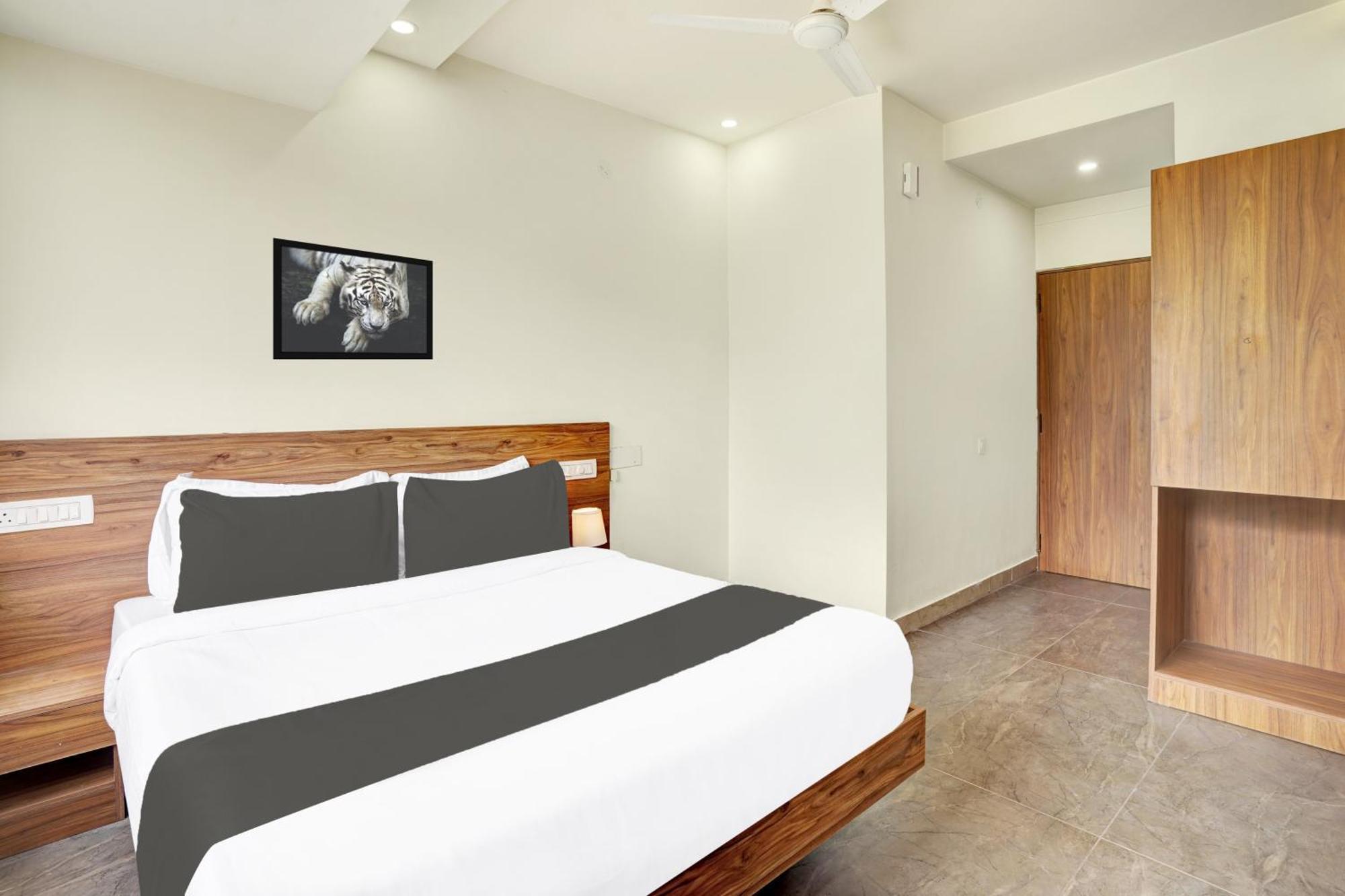 Hotel O Gayathri Metro Deluxe บังกาลอร์ ภายนอก รูปภาพ