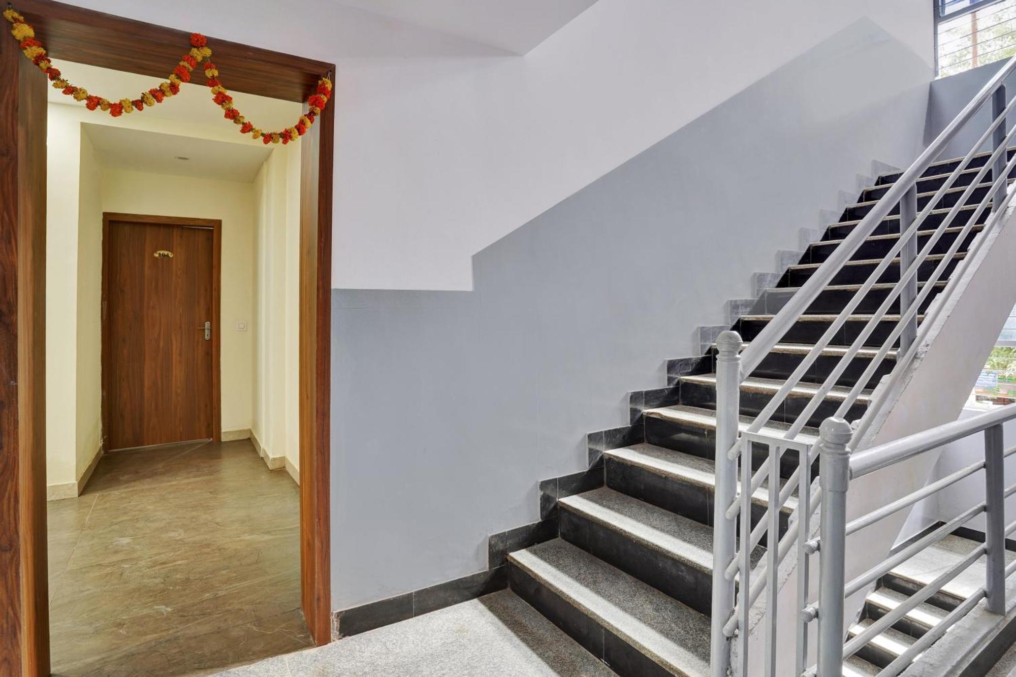 Hotel O Gayathri Metro Deluxe บังกาลอร์ ภายนอก รูปภาพ