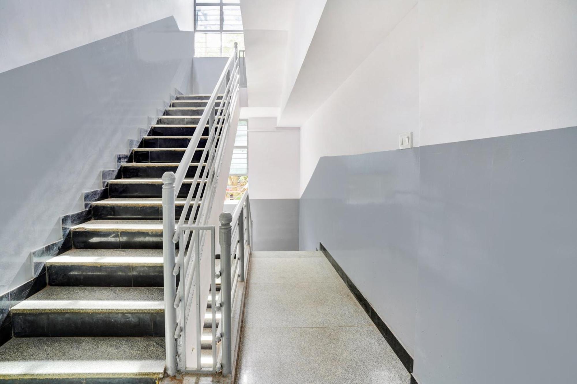 Hotel O Gayathri Metro Deluxe บังกาลอร์ ภายนอก รูปภาพ